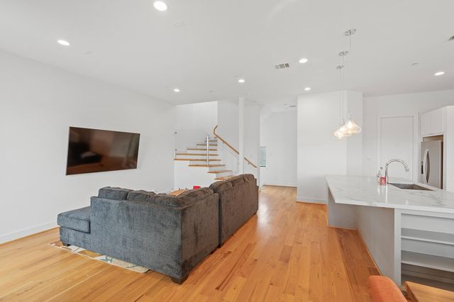 2239 N Macgregor Way, Houston, TX 77004