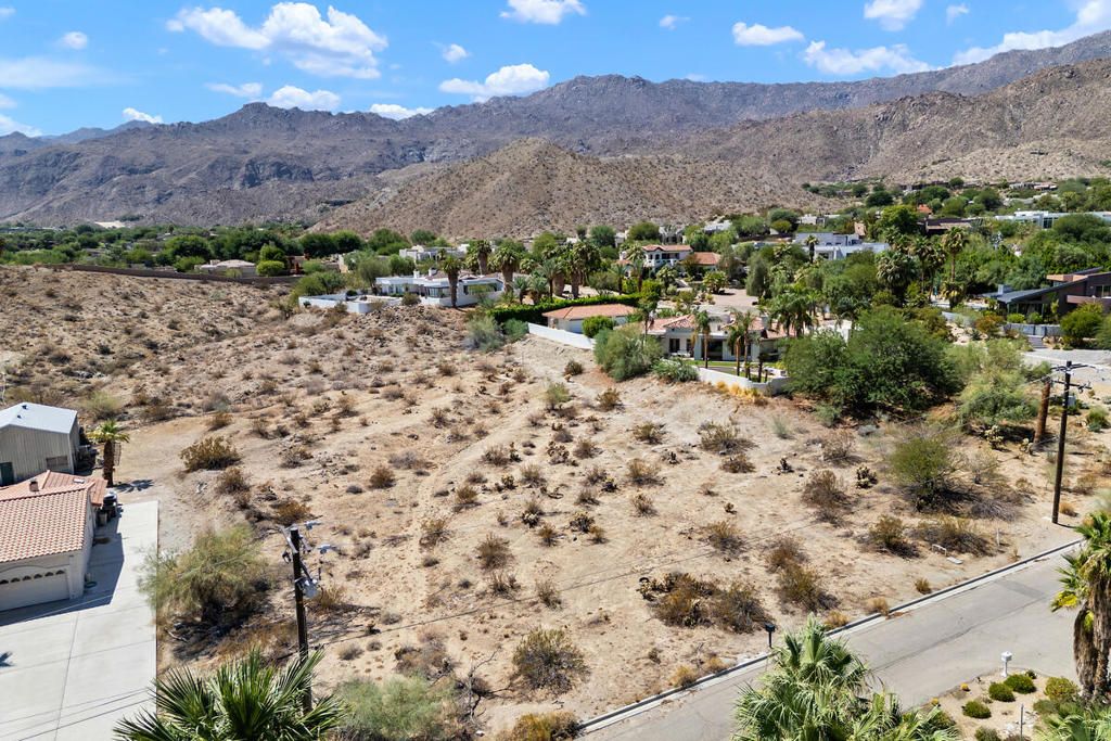 Image 5 of property listing at 71771 Jaguar Way, Palm Desert, CA 92260