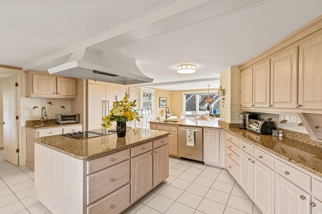 43 Strandway, West Harwich, MA 02671