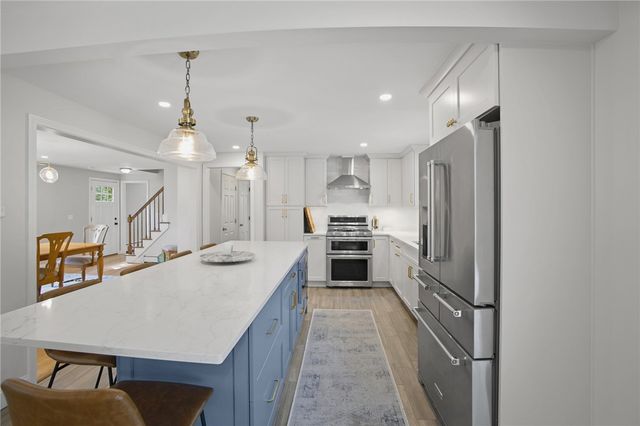 7 Heritage Road, Bristol, RI 02809