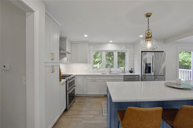 7 Heritage Road, Bristol, RI 02809