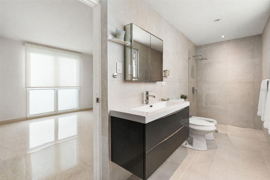 Image 9 of property listing at 57 ASHFORD AVENUE 5, San Juan, PR 00907