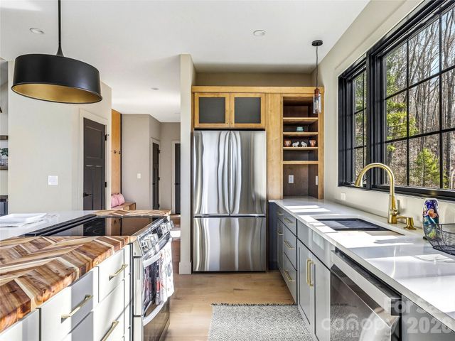 10 Nellie Bell Lane, Swannanoa, NC 28778