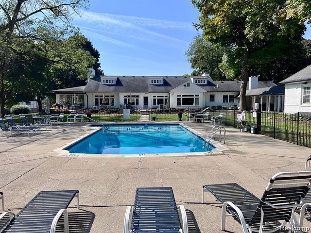 42160 Woodward Avenue 8, Bloomfield Charter Township, MI 48304