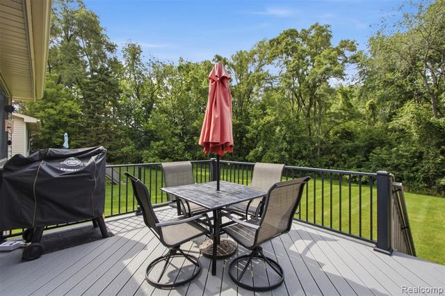 2585 South Commerce Road, Wolverine Lake, MI 48390