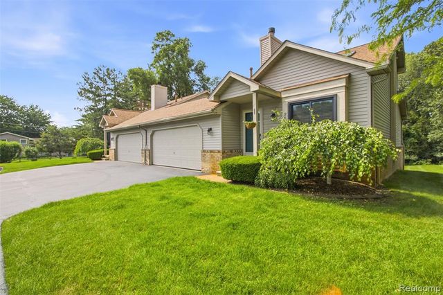 2585 South Commerce Road, Wolverine Lake, MI 48390