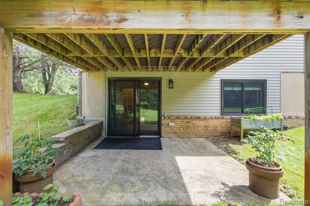 2585 South Commerce Road, Wolverine Lake, MI 48390