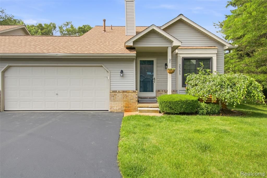 2585 South Commerce Road, Wolverine Lake, MI 48390