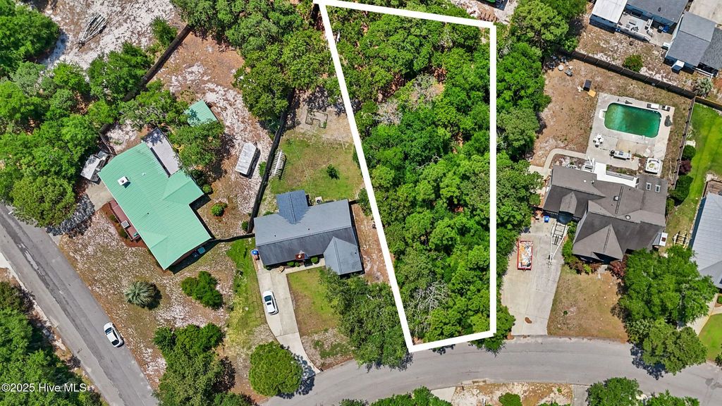 Image 7 of property listing at 503 Peninsula Drive, Carolina Beach, NC 28428