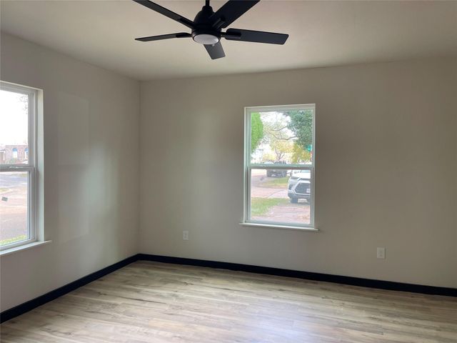 800 S 2nd Street, La Porte, TX 77571