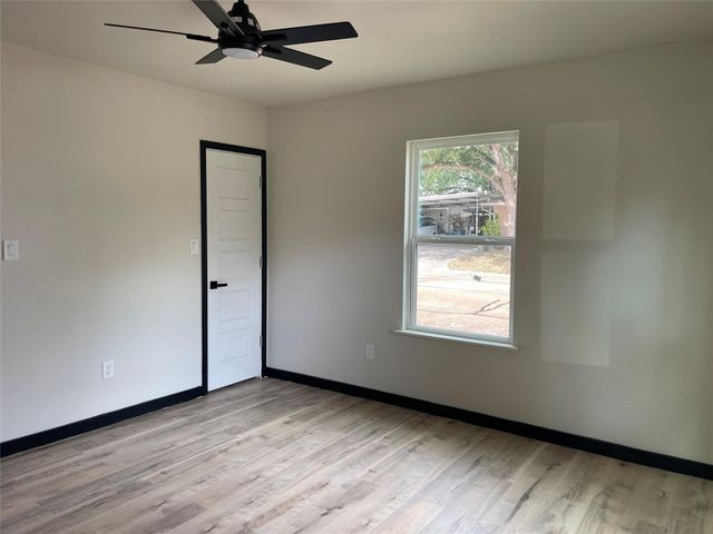 800 S 2nd Street, La Porte, TX 77571