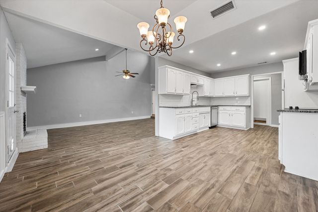 213 Meadowhill Drive, Benbrook, TX 76126