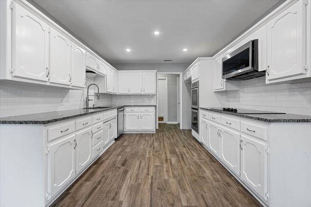 213 Meadowhill Drive, Benbrook, TX 76126