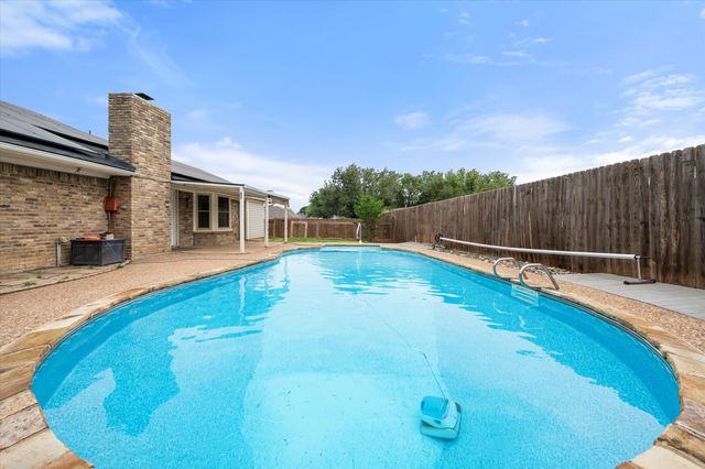 213 Meadowhill Drive, Benbrook, TX 76126