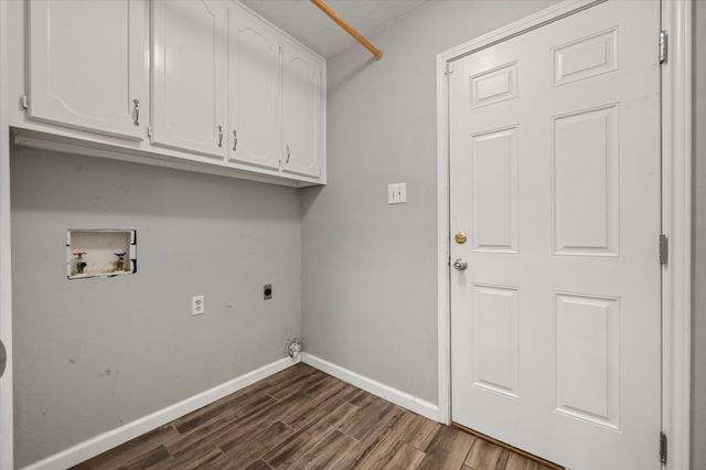 213 Meadowhill Drive, Benbrook, TX 76126