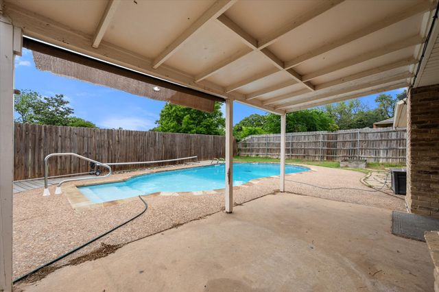 213 Meadowhill Drive, Benbrook, TX 76126