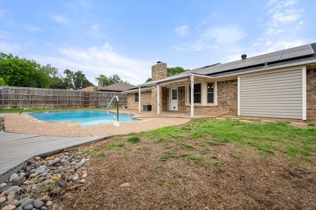 213 Meadowhill Drive, Benbrook, TX 76126