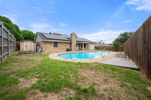 213 Meadowhill Drive, Benbrook, TX 76126