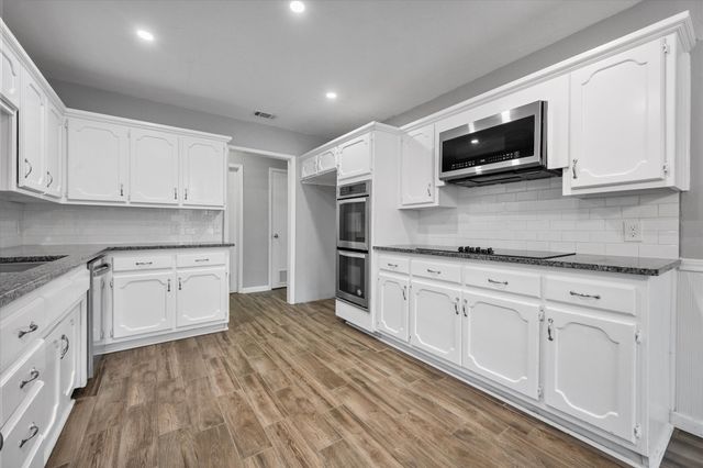 213 Meadowhill Drive, Benbrook, TX 76126