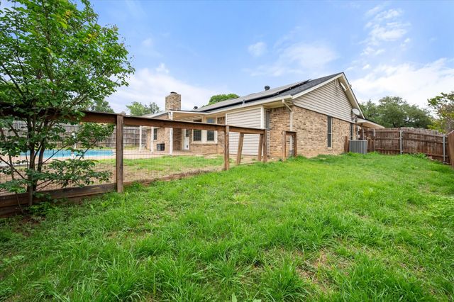 213 Meadowhill Drive, Benbrook, TX 76126