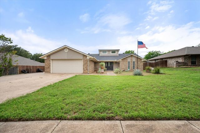 213 Meadowhill Drive, Benbrook, TX 76126