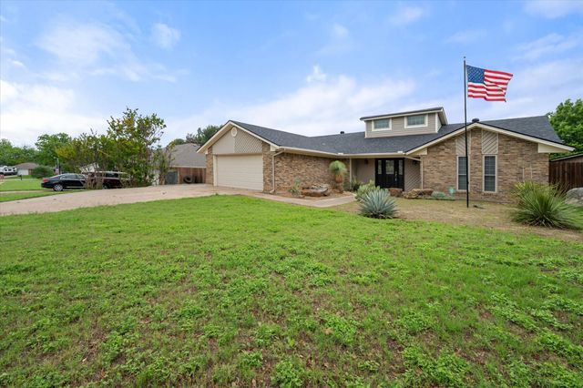 213 Meadowhill Drive, Benbrook, TX 76126