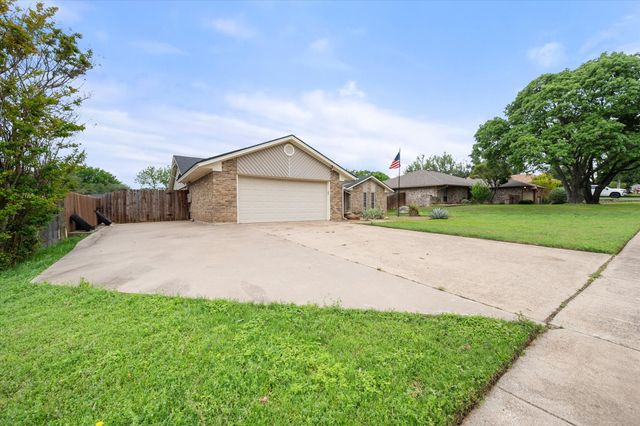213 Meadowhill Drive, Benbrook, TX 76126