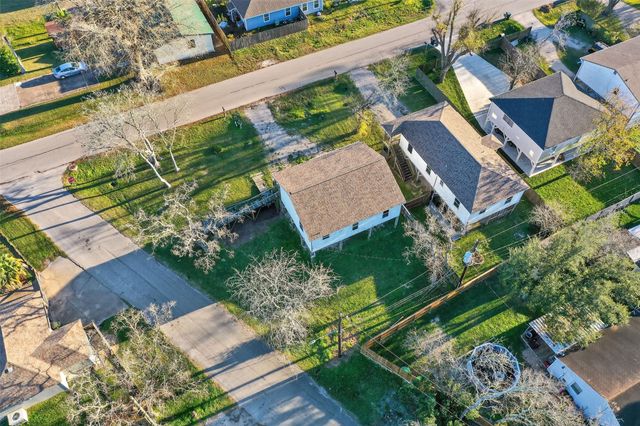 506 Oklahoma Avenue, Bacliff, TX 77518