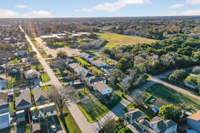 506 Oklahoma Avenue, Bacliff, TX 77518