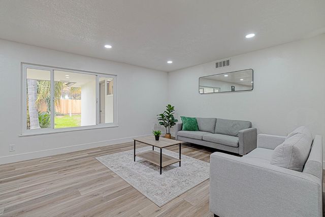 5729 N Bond Street, Fresno, CA 93710