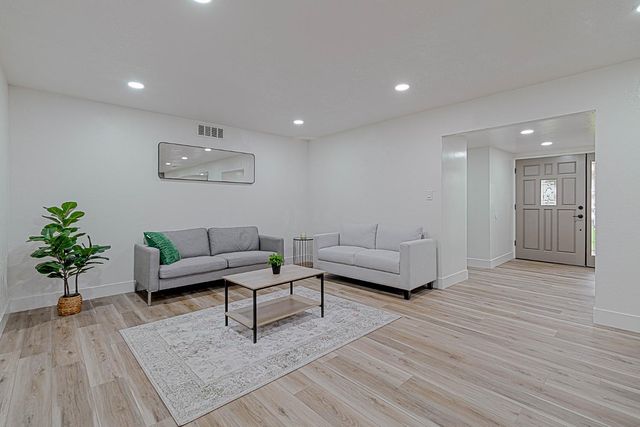 5729 N Bond Street, Fresno, CA 93710