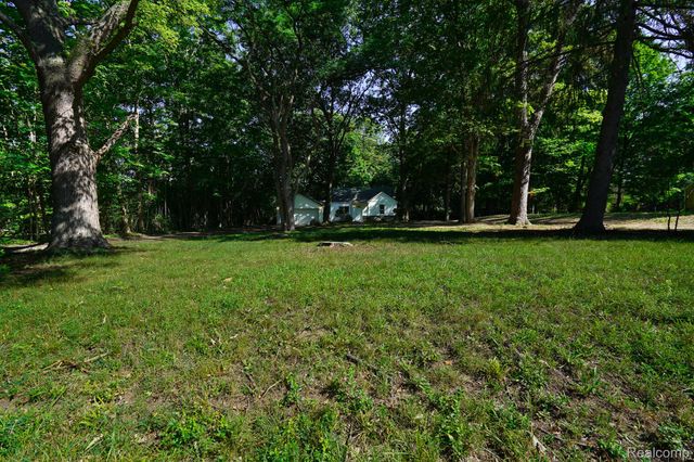 24300 Simmons Avenue, Southfield, MI 48033