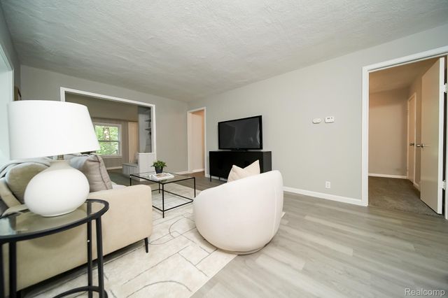24300 Simmons Avenue, Southfield, MI 48033