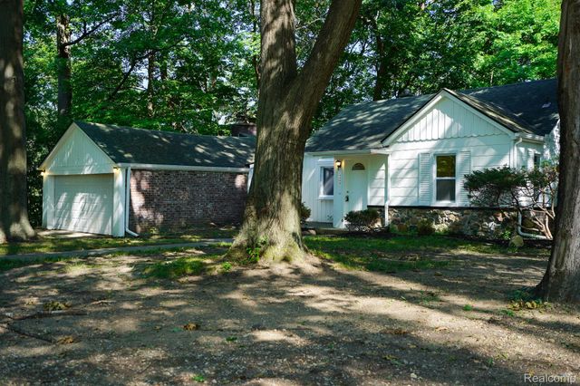 24300 Simmons Avenue, Southfield, MI 48033
