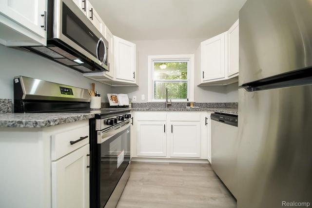 24300 Simmons Avenue, Southfield, MI 48033