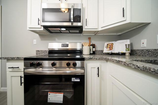 24300 Simmons Avenue, Southfield, MI 48033