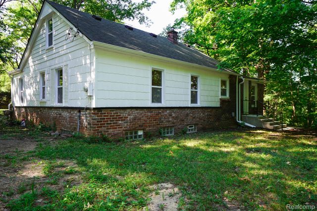 24300 Simmons Avenue, Southfield, MI 48033