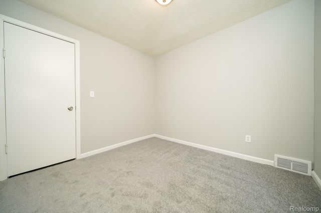 24300 Simmons Avenue, Southfield, MI 48033
