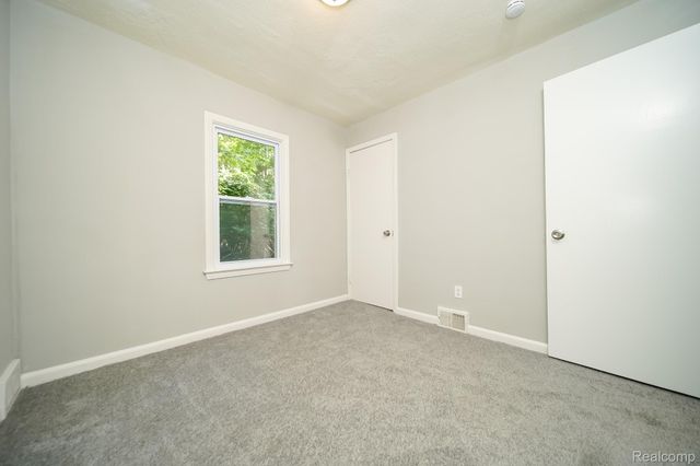 24300 Simmons Avenue, Southfield, MI 48033