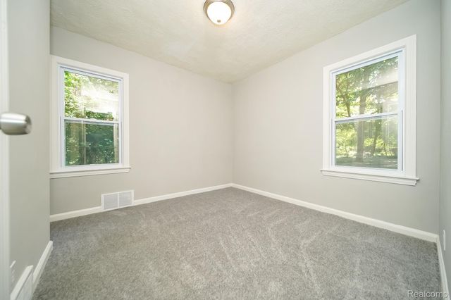 24300 Simmons Avenue, Southfield, MI 48033