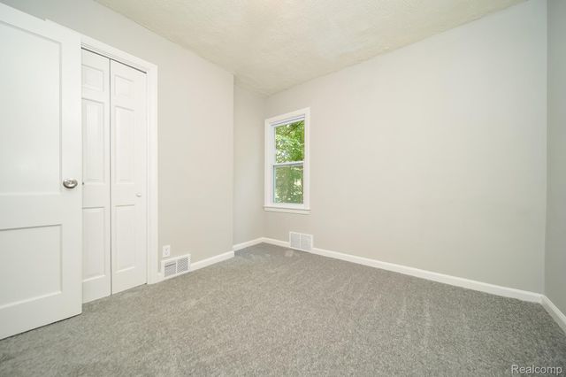 24300 Simmons Avenue, Southfield, MI 48033