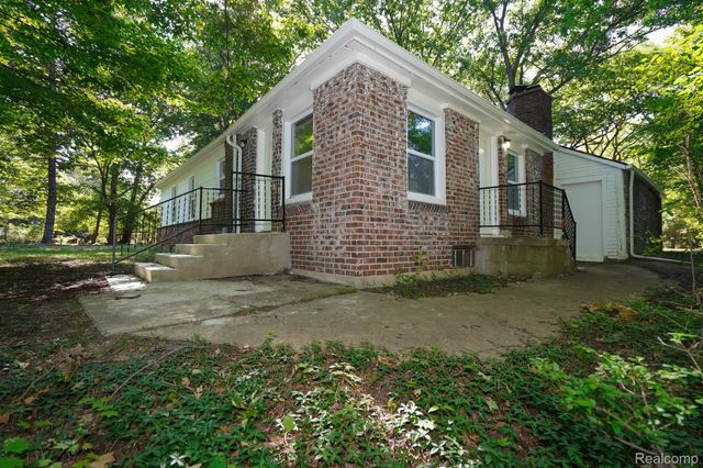 24300 Simmons Avenue, Southfield, MI 48033