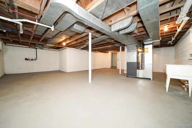 24300 Simmons Avenue, Southfield, MI 48033