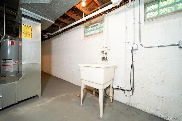 24300 Simmons Avenue, Southfield, MI 48033