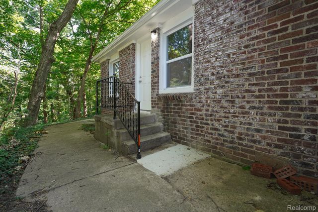 24300 Simmons Avenue, Southfield, MI 48033