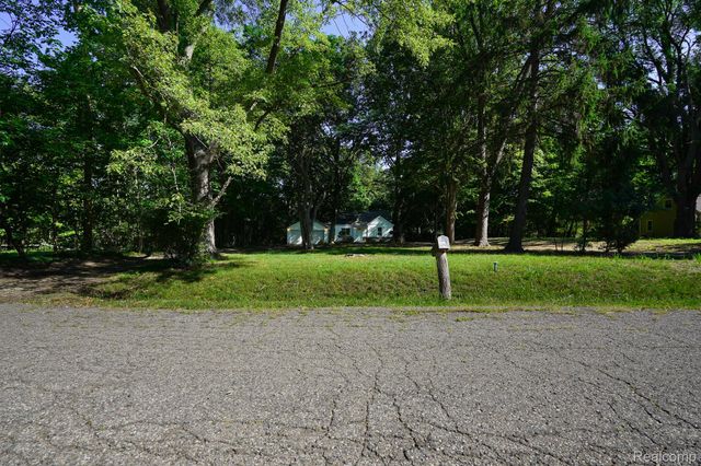24300 Simmons Avenue, Southfield, MI 48033