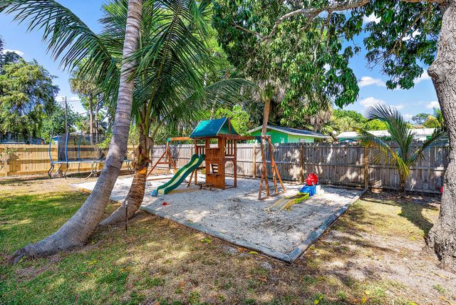 805 E Madison Avenue, Stuart, FL 34996