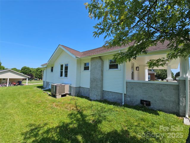 1704 16th Street NE, Hickory, NC 28601