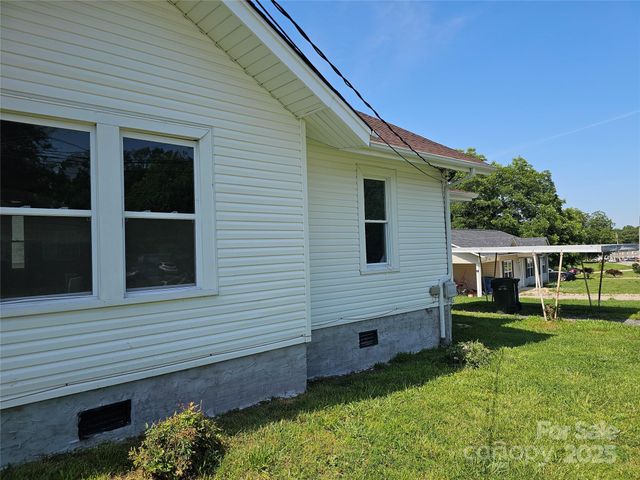 1704 16th Street NE, Hickory, NC 28601