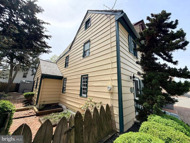 102 E UNION ST, Burlington, NJ 08016